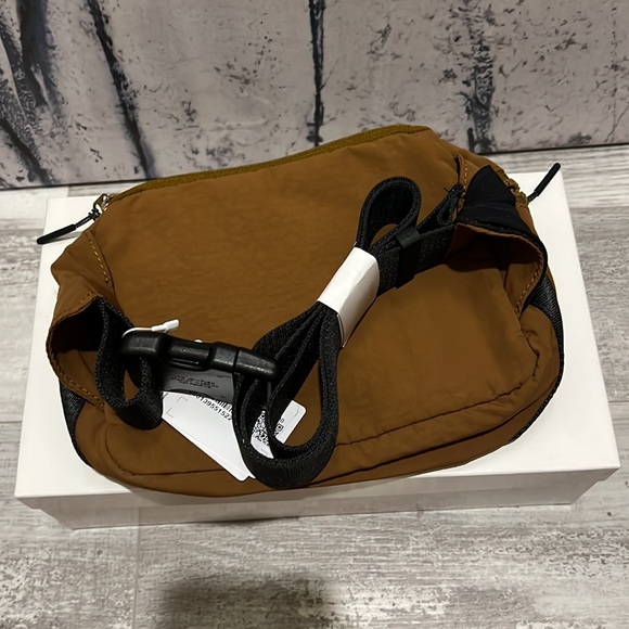 Lululemon Clean Lines Belt Bag - Picture 10 of 10